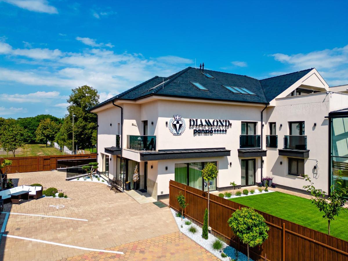 Diamond Panzio Acomodação com café da manhã Hajdúszoboszló Exterior foto